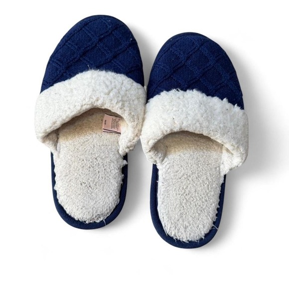 Victoria's Secret Cable Knit Sherpa Lined Slippers - Picture 2 of 8